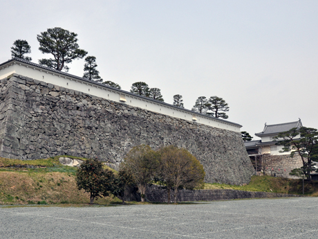 三の丸高石垣と吐水口