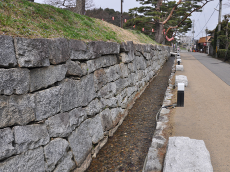 箕輪門前の石組水路