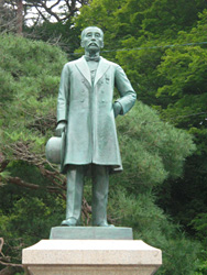 山田脩銅像